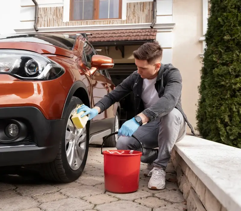 Lavage auto à domicile La Chapelle-Montligeon : professionnel intervenant sur un véhicule